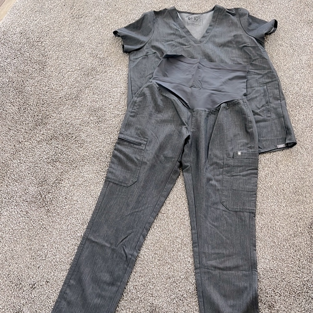 FIGS maternity scrub set - Small
